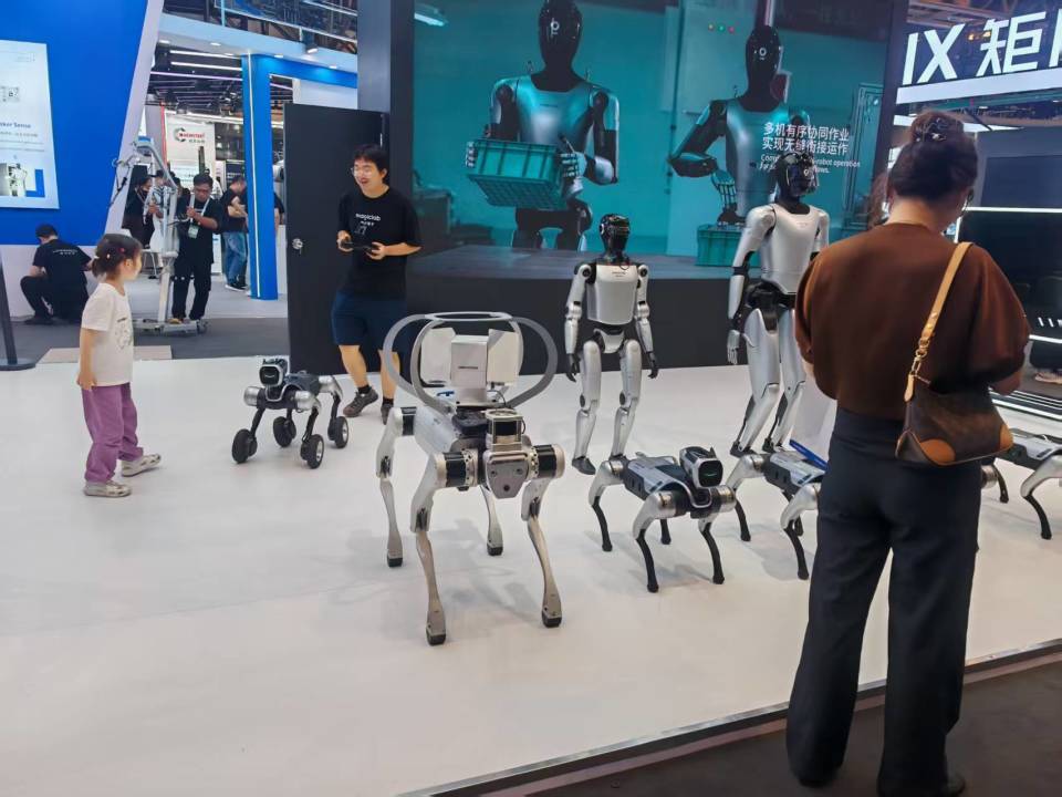 90% Success Rate in Box Stacking and Gluing: Embodied AI Moves from 'Seeing' to 'Doing'